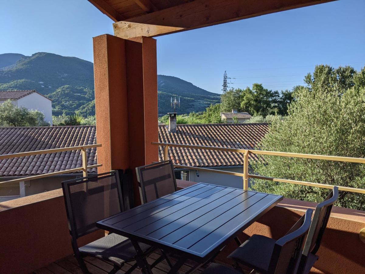 Maisonnette Dans Domaine Avec Piscine A Nyons, Pays Des Olives Exterior photo
